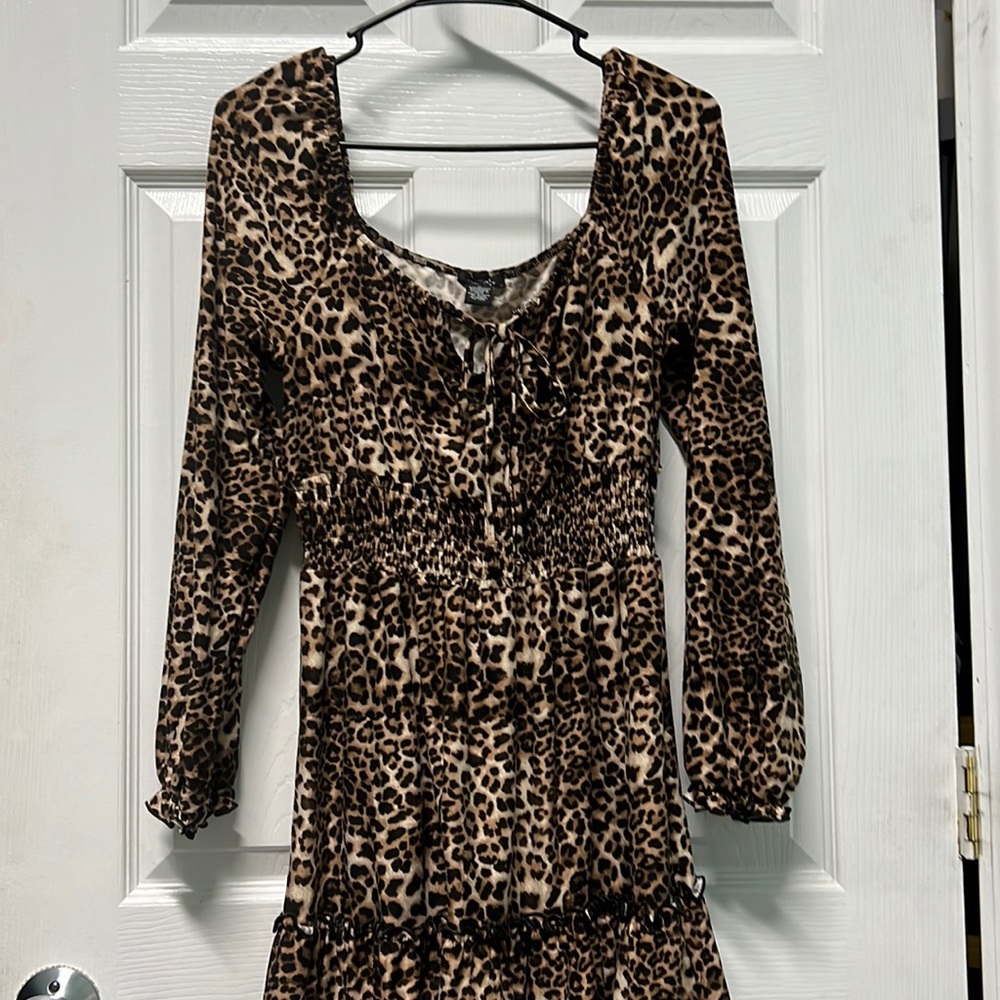 Leopard dress above the knee ties in the front size M